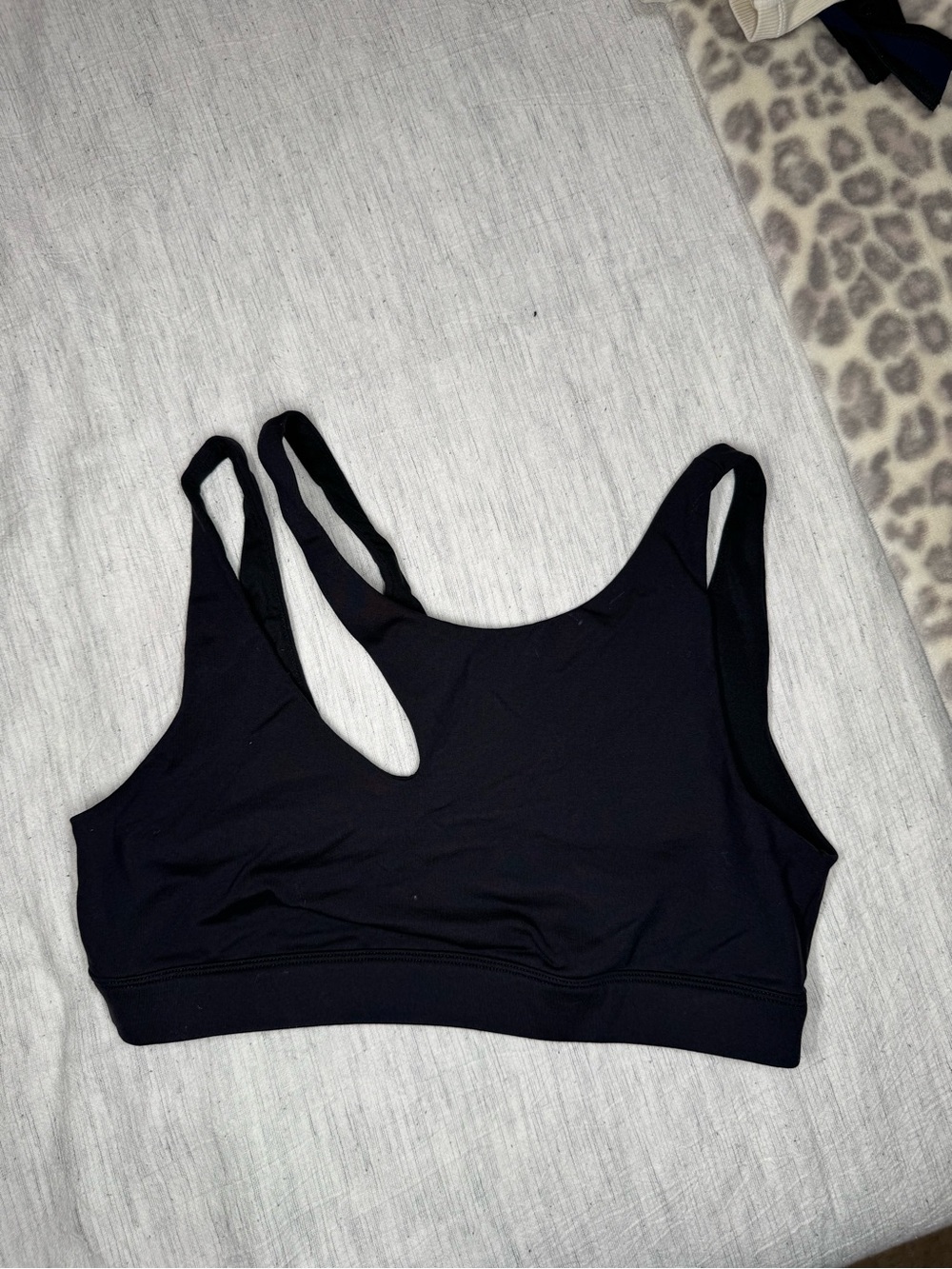 Alo Peak Bra - Medium Black (Asymmetrical)